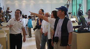 日本客戶在宇達藝術(shù)館參觀